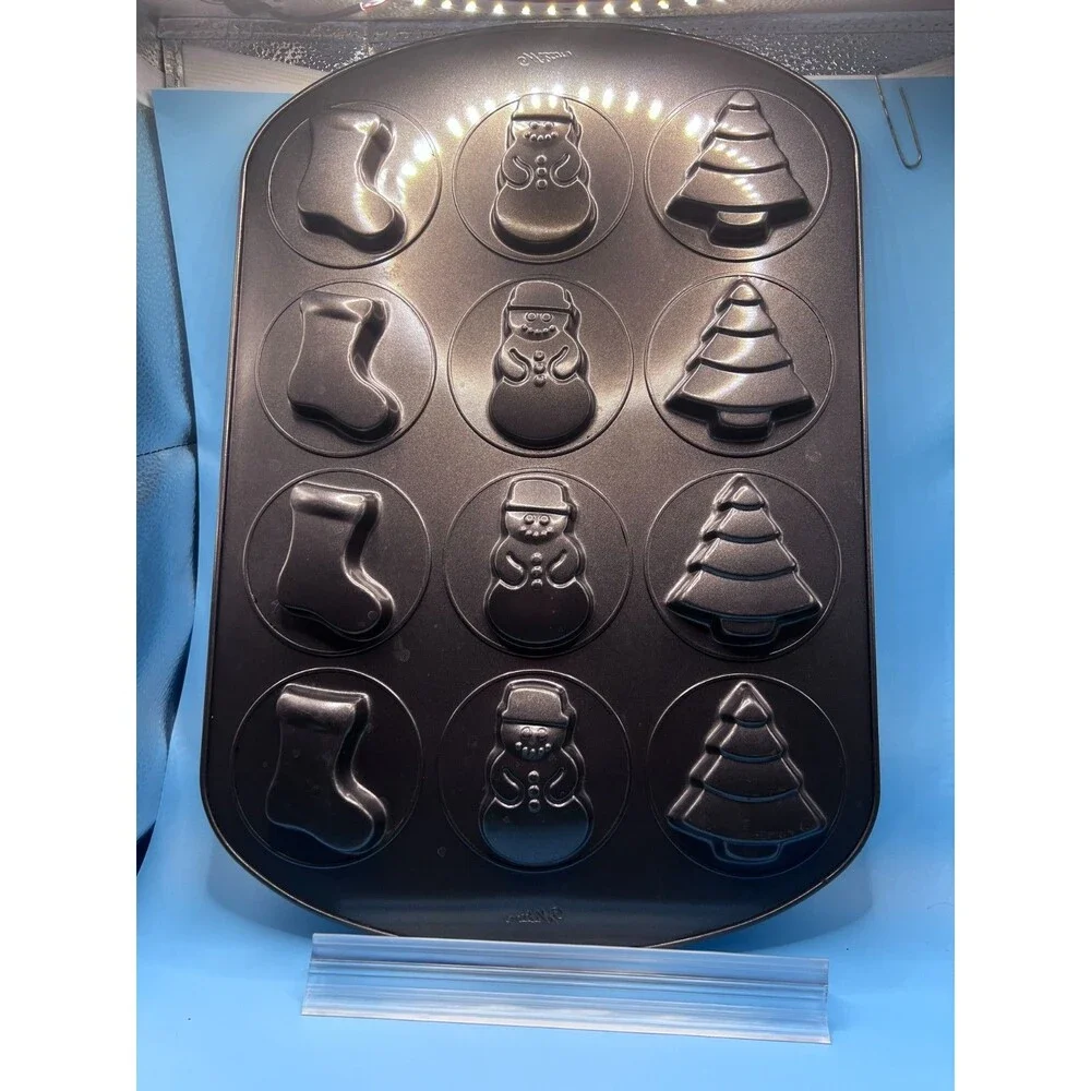 Wilton Christmas pan-3 designs
